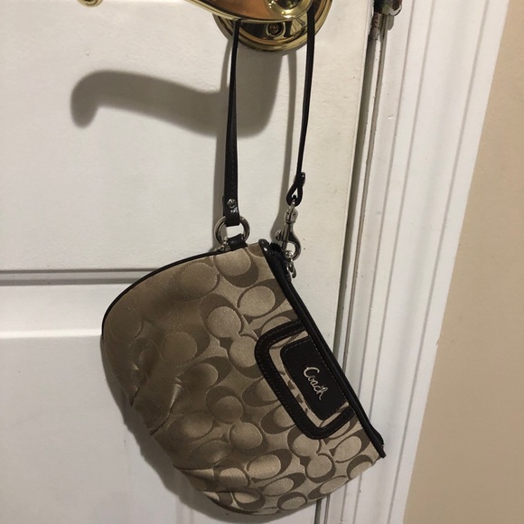 BRAND NEW Coach wristlet w/o tags but never used - Picture 1 of 3